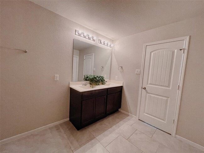 Building Photo - 8123 Carillon Way