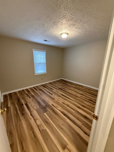 Building Photo - 719 Main St