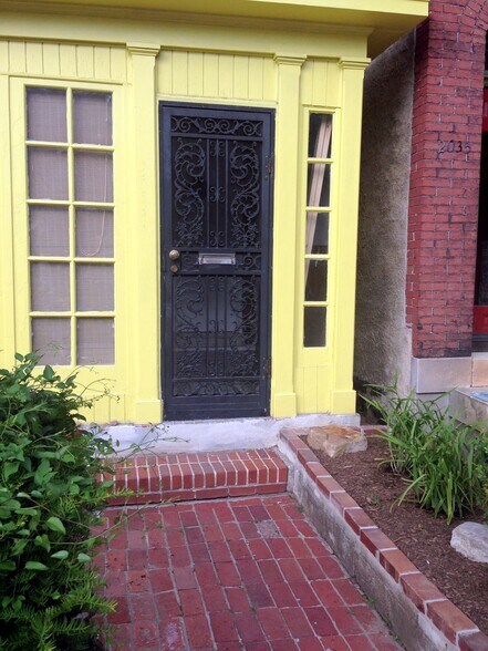 Building Photo - 2037 Park Ave
