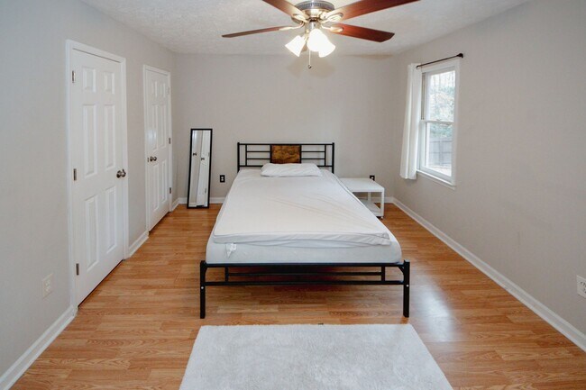 Building Photo - 1424 Shadowbrook Dr