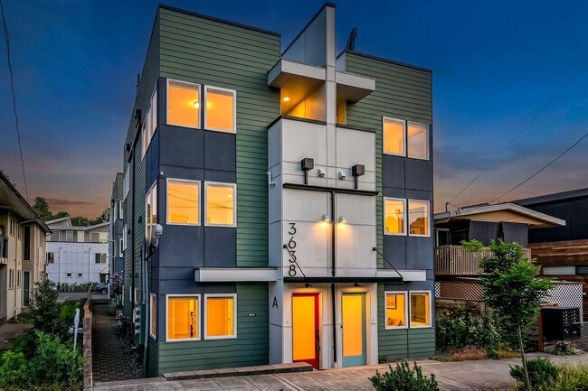 Building Photo - Stylish 2BR Townhome with Rooftop Deck & A/C Near Light Rail