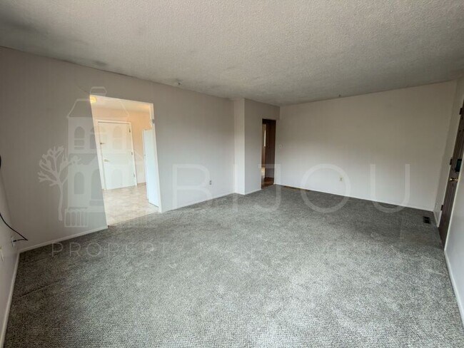 Building Photo - 3306 W Platte Ave