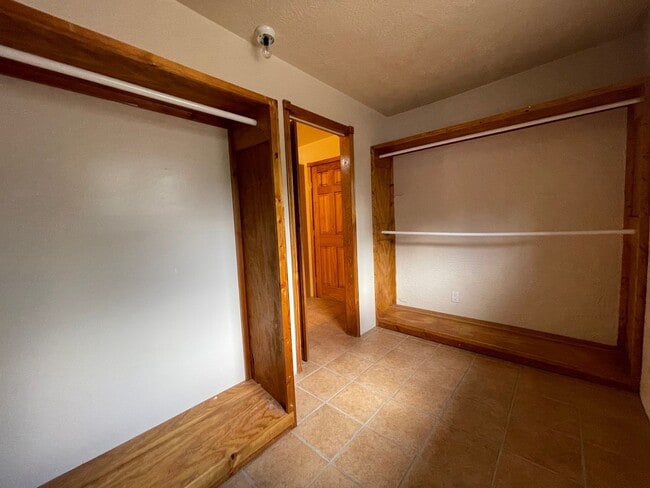 Building Photo - 212 S El Rancho Rd
