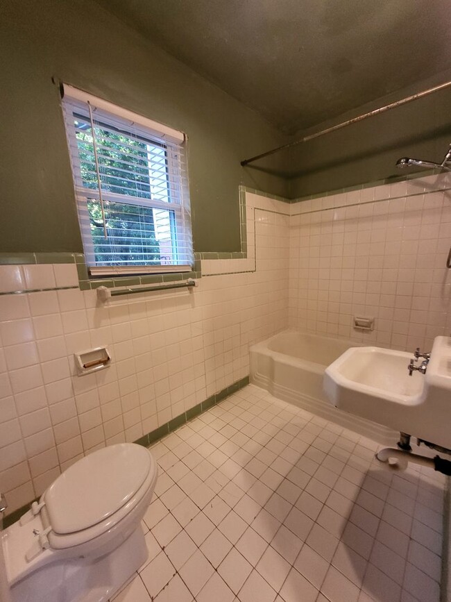 Building Photo - (3) Bed + Bonus Room/(1.5) Bath Walking Di...