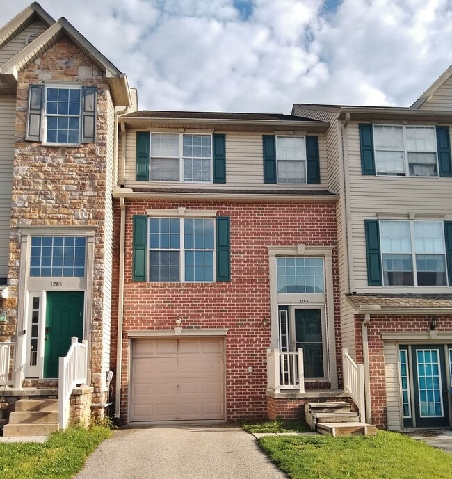 Building Photo - 3 Bed / 2 Bath Single Family Townhome