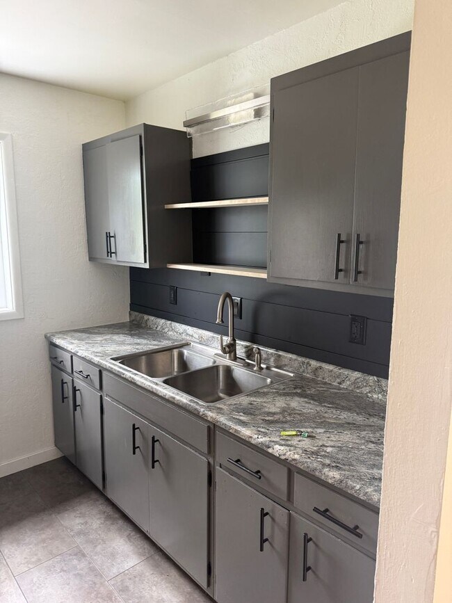Building Photo - 3035 Pioneer Dr
