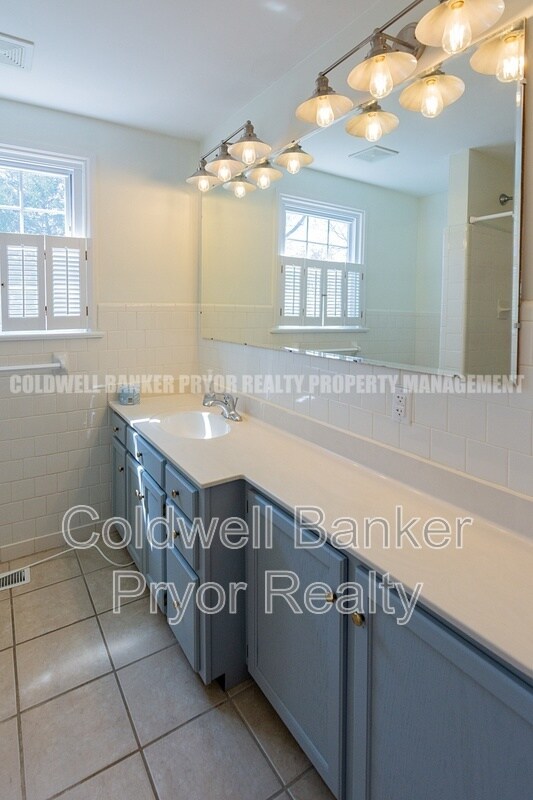 Building Photo - 323 Walsh Rd