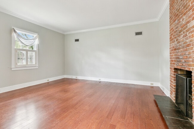 Building Photo - 523 Turquoise St