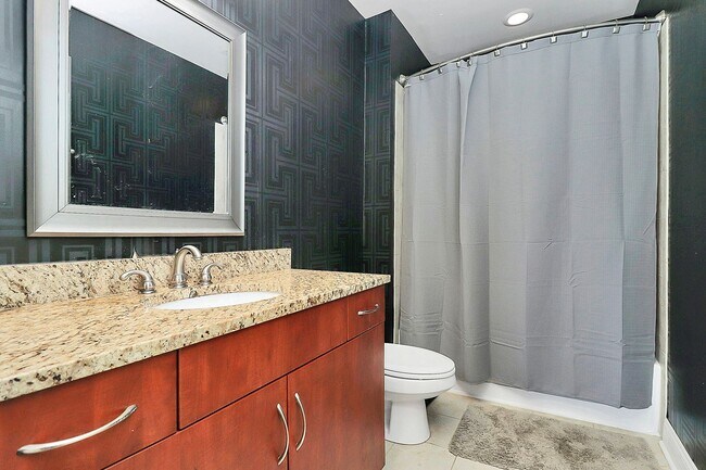 Building Photo - Spectacular 7th floor corner unit condo in...