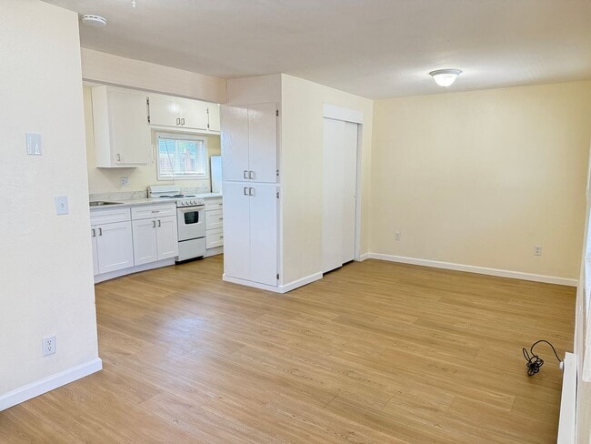 Building Photo - Updated Studio Apartment in Junction City!  $200.00 MOVE-IN SPECIAL