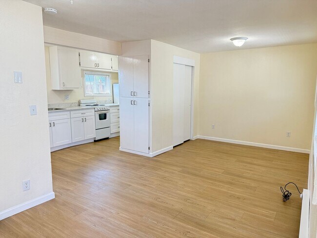 Building Photo - Updated Studio Apartment in Junction City!