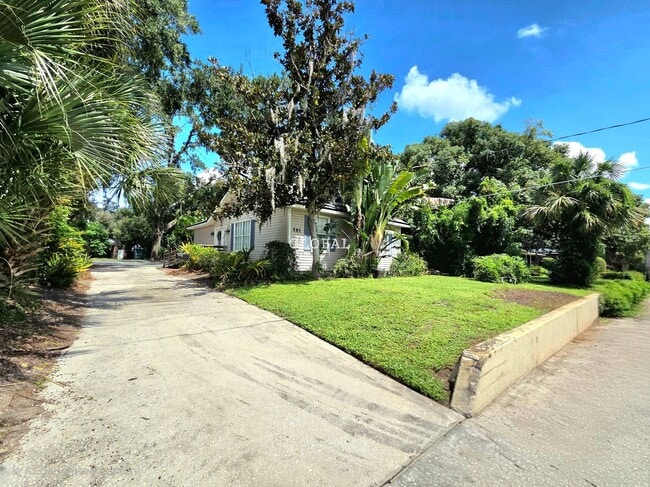 Building Photo - Charming 2-Bedroom Home within 3 miles of ...