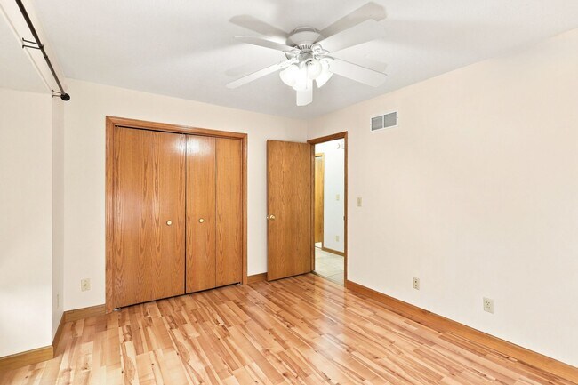 Building Photo - 3611 SW Red Hawk Ct