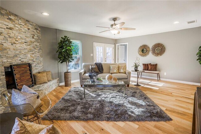 Building Photo - 407 W Odell St