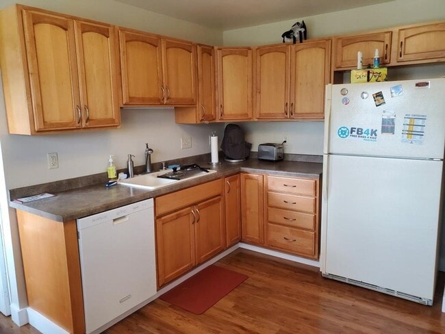 Building Photo - 2 Bedroom Single Family Home, Fall Move In!