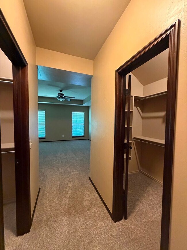 Building Photo - 3 bd/2 ba on Half acre - Edmond Schools