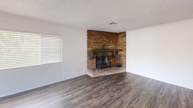 Building Photo - Beautiful 3 bedroom 2 bath Home