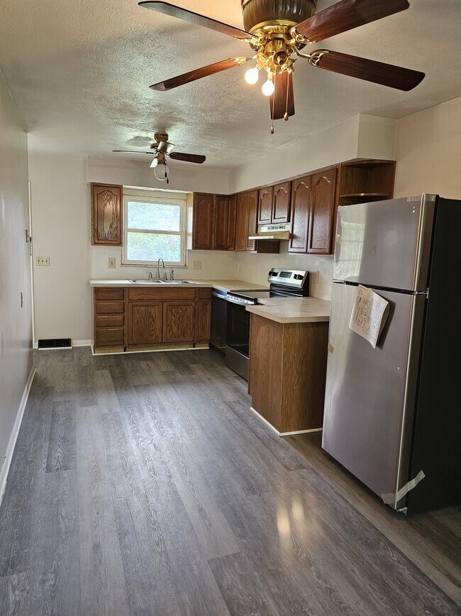 Building Photo - 1124 Mccarley Dr W