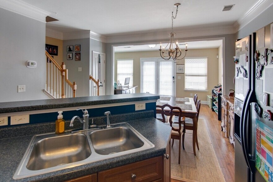 Building Photo - 7031 Sunnywood Dr
