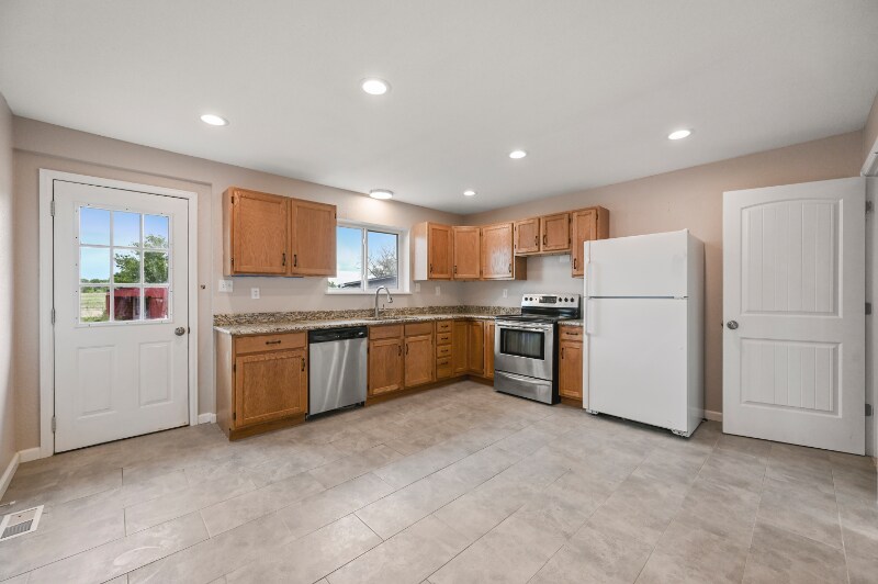 Building Photo - 5520 Coyote Ln