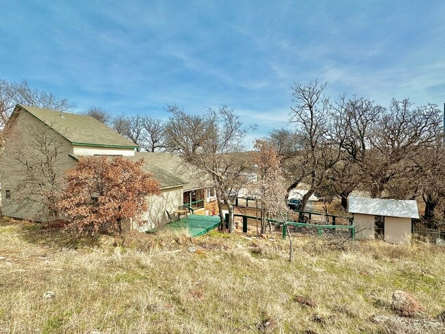 Building Photo - Rustic Charm