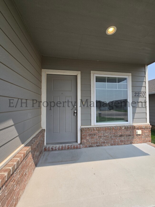 Building Photo - 2220 E Village Estates Dr