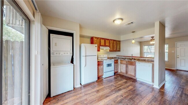 Building Photo - 303 Manuel Dr