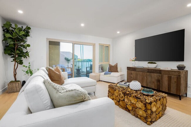 Building Photo - 4747 Marina Dr