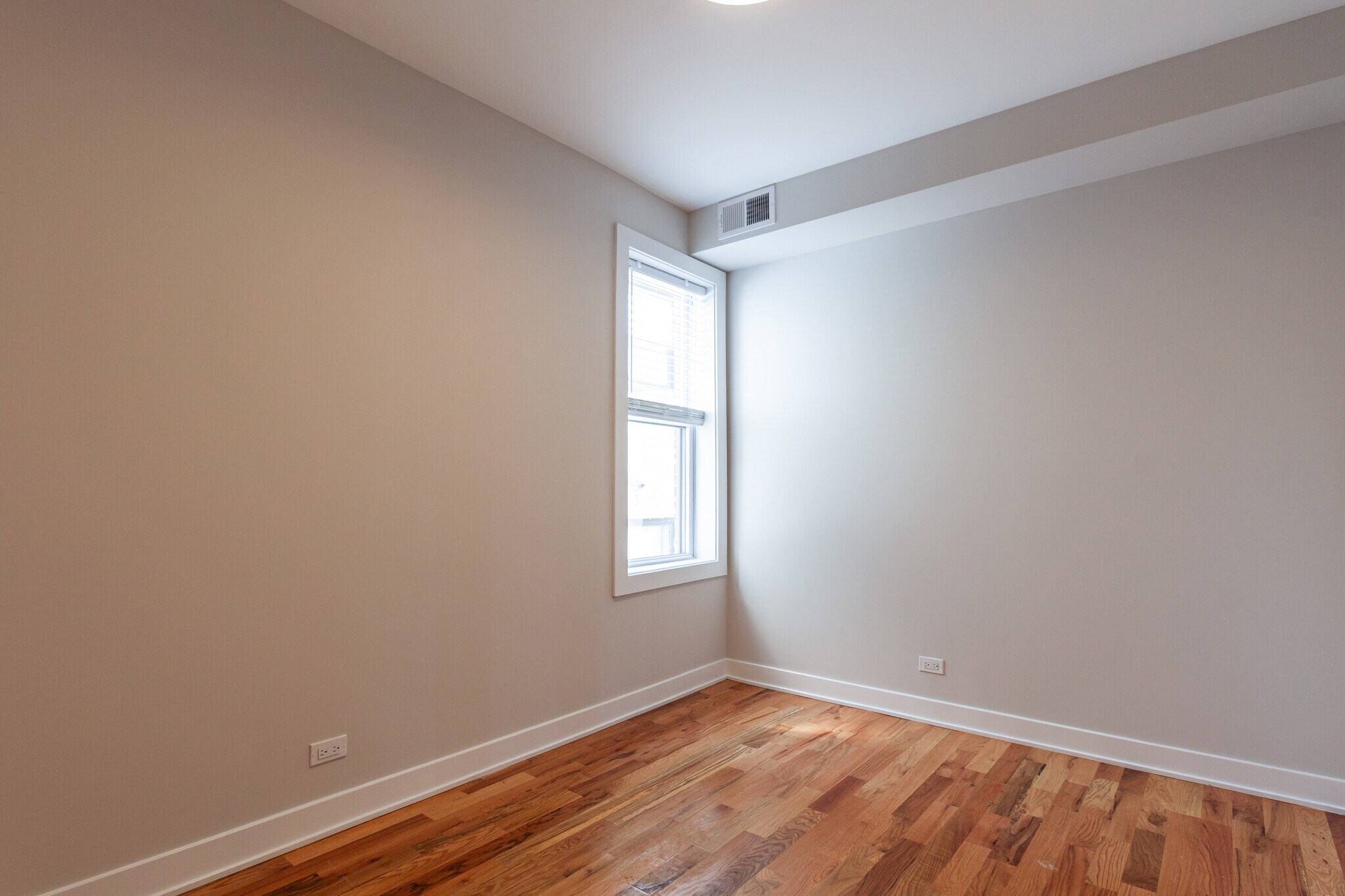 Building Photo - 645 W Wrightwood Ave