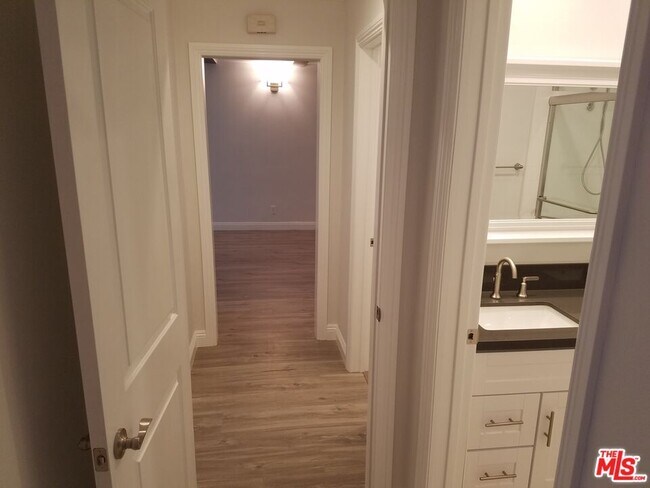 Building Photo - 827 2nd St