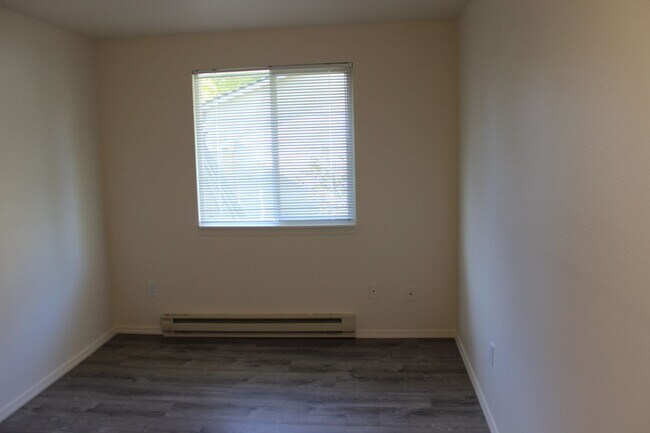 Building Photo - 4 bedroom 2 bath ranch house