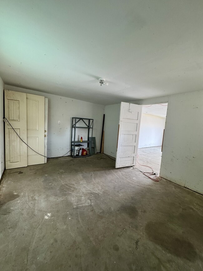 Building Photo - 560 E 6th N