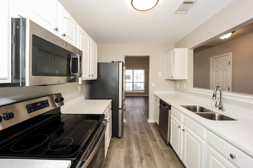 Building Photo - 4423 Ravenwood Dr