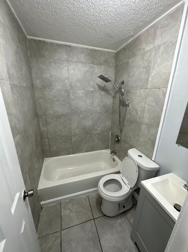Building Photo - Fully Renovated 3/1 Single Family Ready fo...