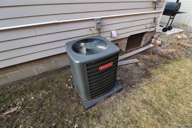 Building Photo - 37752 Huron Pointe Dr