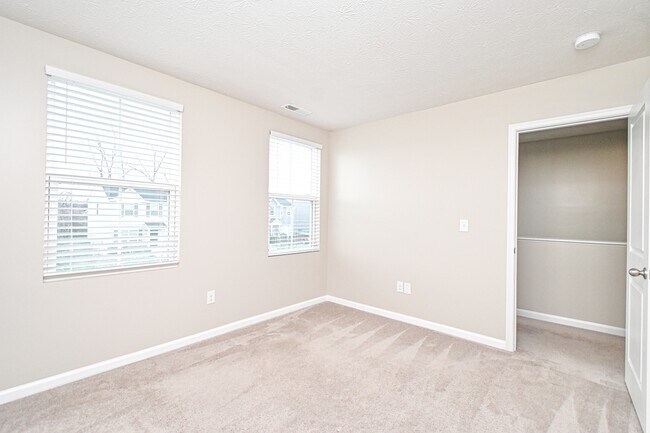 Building Photo - 5697 Julia Kate Dr