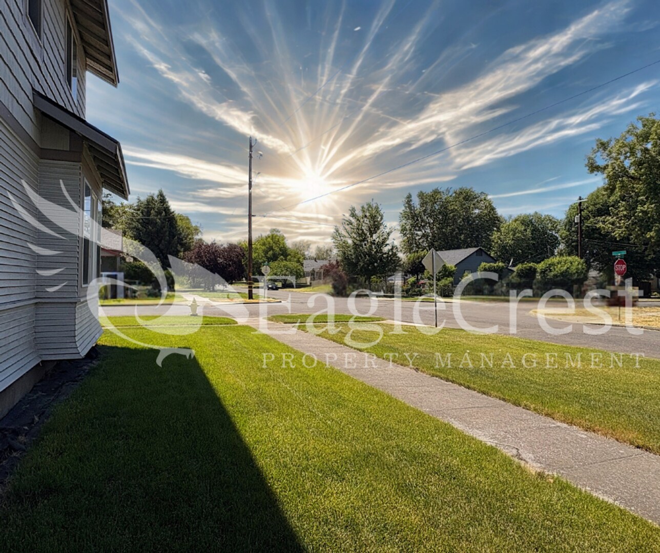 Building Photo - Spacious 3-Bedroom, 2-Bath Home on a Corner Lot-Students Encouraged To Apply