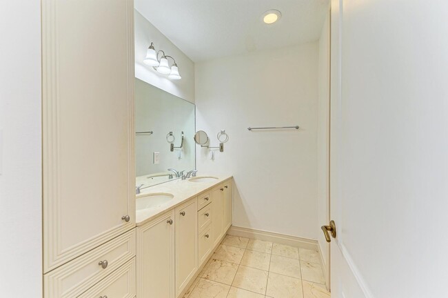 Building Photo - ANNUAL DOWNTOWN SARASOTA CONDO - WALK EVERYWHERE!