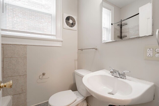 Building Photo - Charming 1 Bedroom Apartment - Section 8 A...