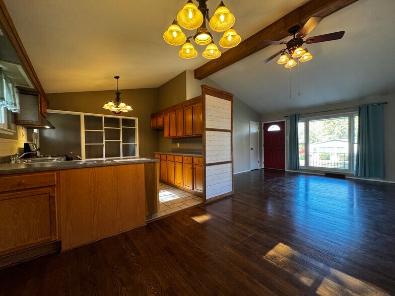 Building Photo - 556 Joshua Dr