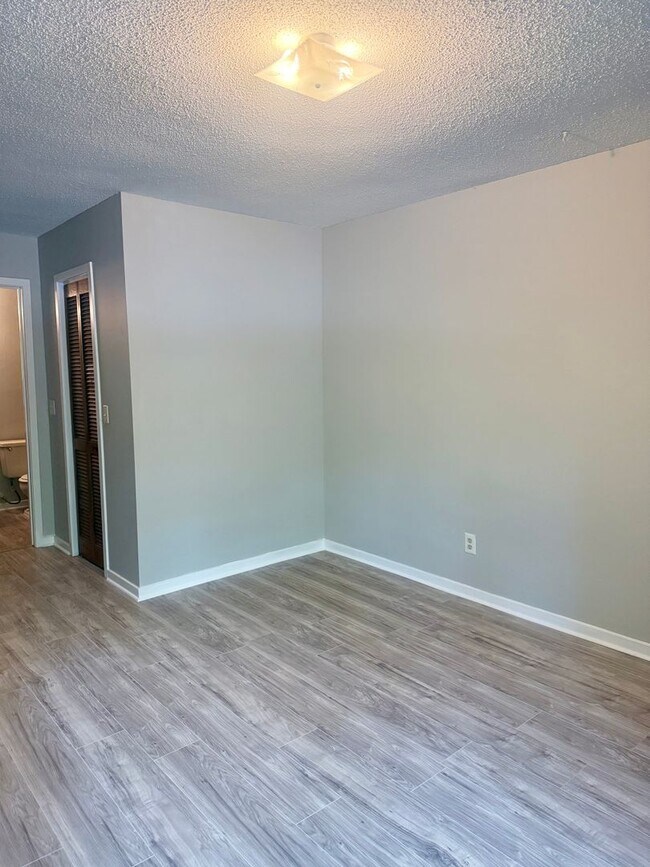 Building Photo - Spacious 2BR 2BA townhome in Village Creek!