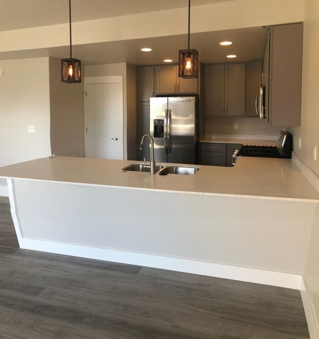 Building Photo - Modern Townhome, Centrally located.