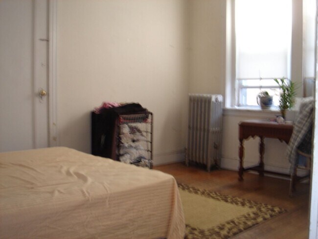 Building Photo - June Split 2 bed Heat Hw Inc NO FEE Students ok  Laundry, Huge sunny bedrooms