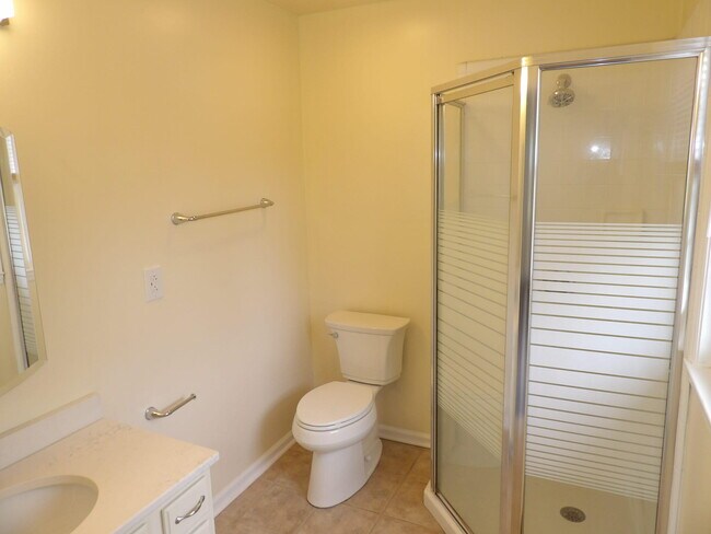 Building Photo - 102 Cedar Dr