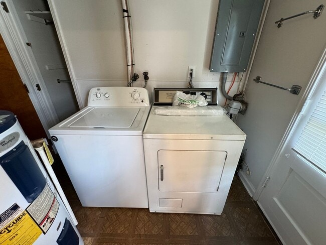 Building Photo - COMING SOON!!  3 Bedroom, 1 Bath Home Available Now!