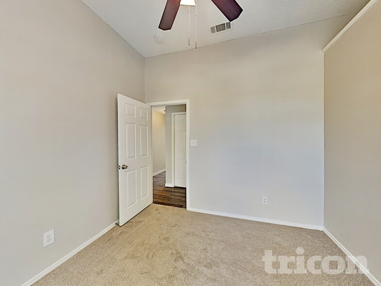 Building Photo - 228 Willow Creek Dr