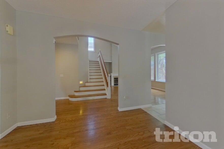 Building Photo - 16240 Quarry Hill Dr