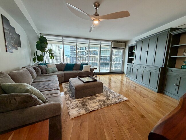 Building Photo - 300 N State St