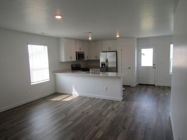 Building Photo - 329 Persian Ave