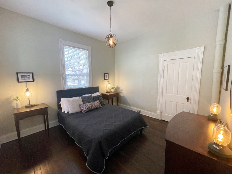 Building Photo - 711 W 5th St